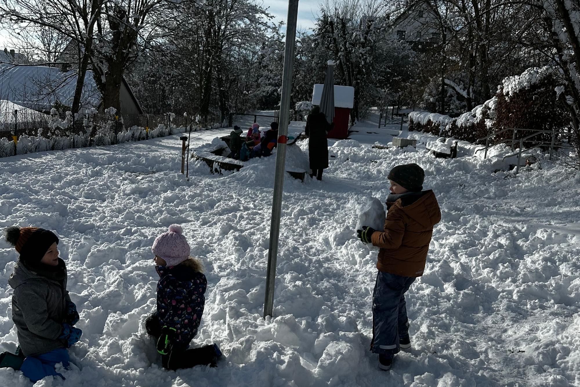 spielen im Schnee